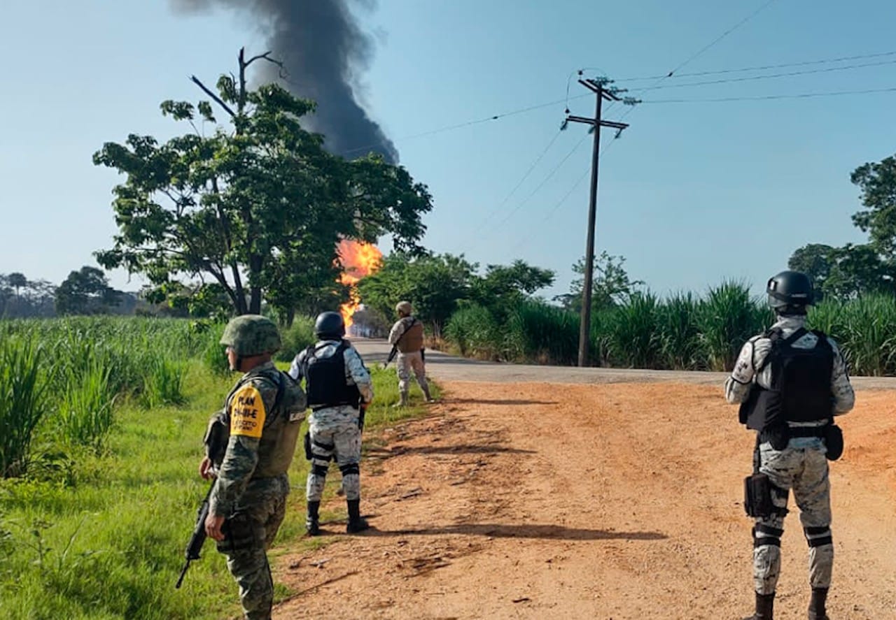 Elementos del Ejército aplicaron el Plan DN-III-E en Chacaltianguis, Veracruz, donde tuvo lugar la explosión de un ducto de Pemex (Twitter: @SEDENAmx)