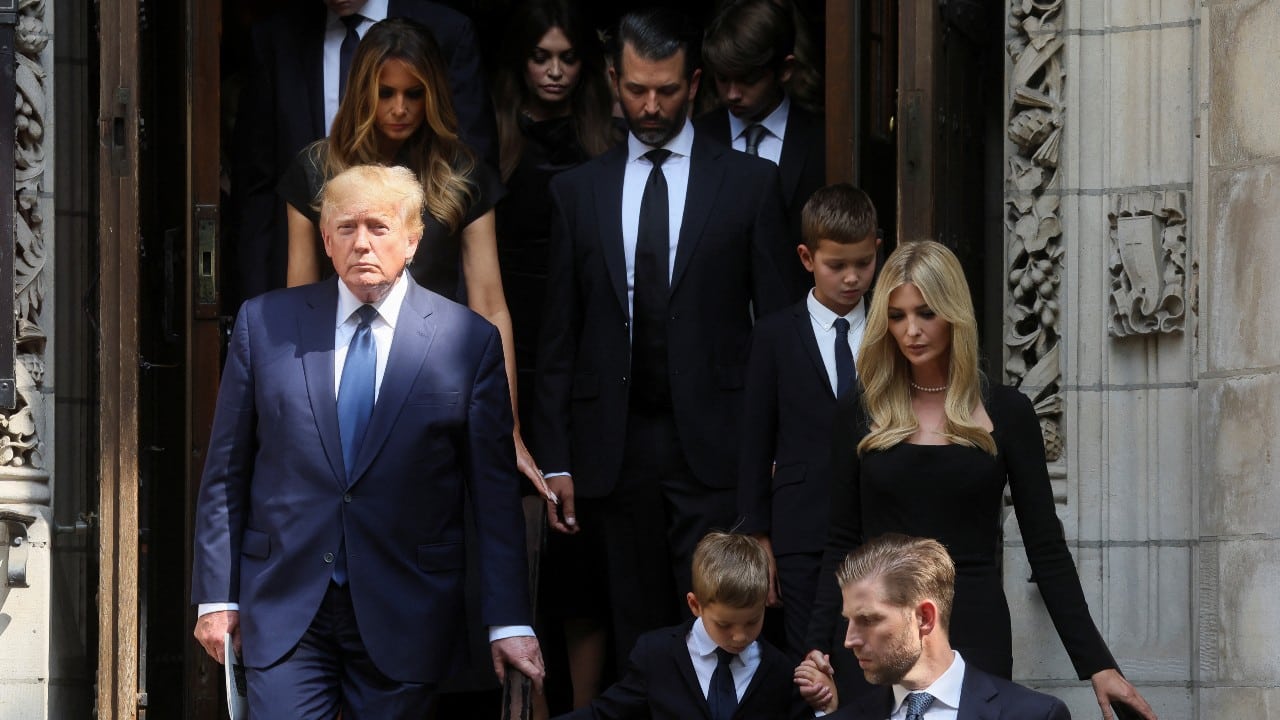 El expresidente estadounidense Donald Trump, su esposa Melania, Ivanka y su esposo Jared Kushner abandonan la iglesia St. Vincent Ferrer durante el funeral de Ivana Trump (Reuters)
