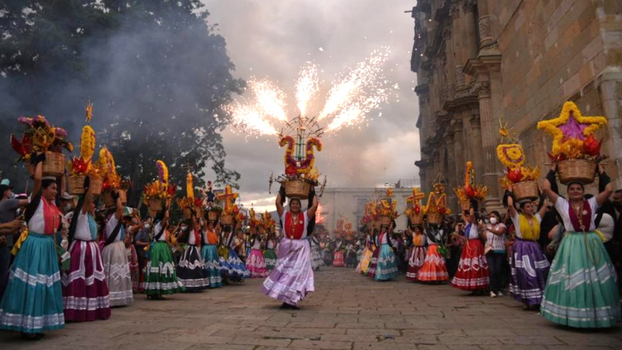 Danza, música, folclor y mezcal, en el cuarto convite de la Guelaguetza, previo a la fiesta máxima