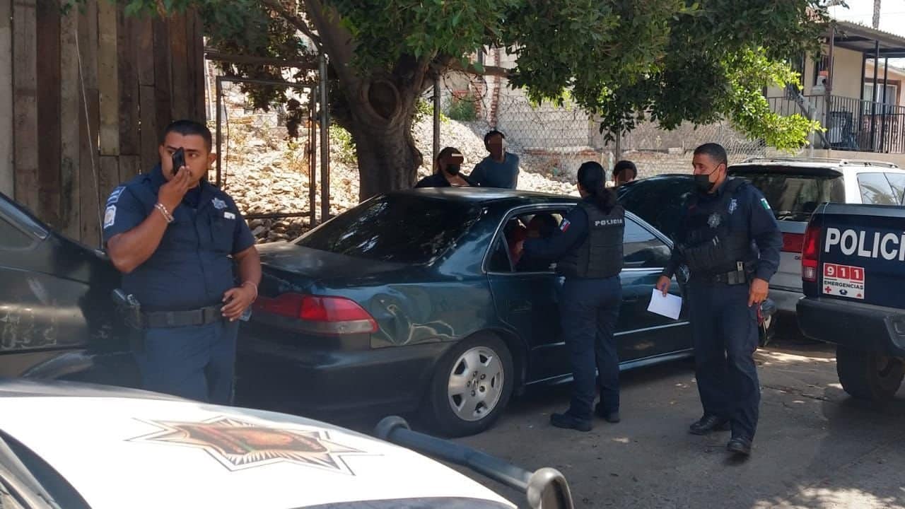 Hallan Niños Viviendo Auto Tijuana Policía