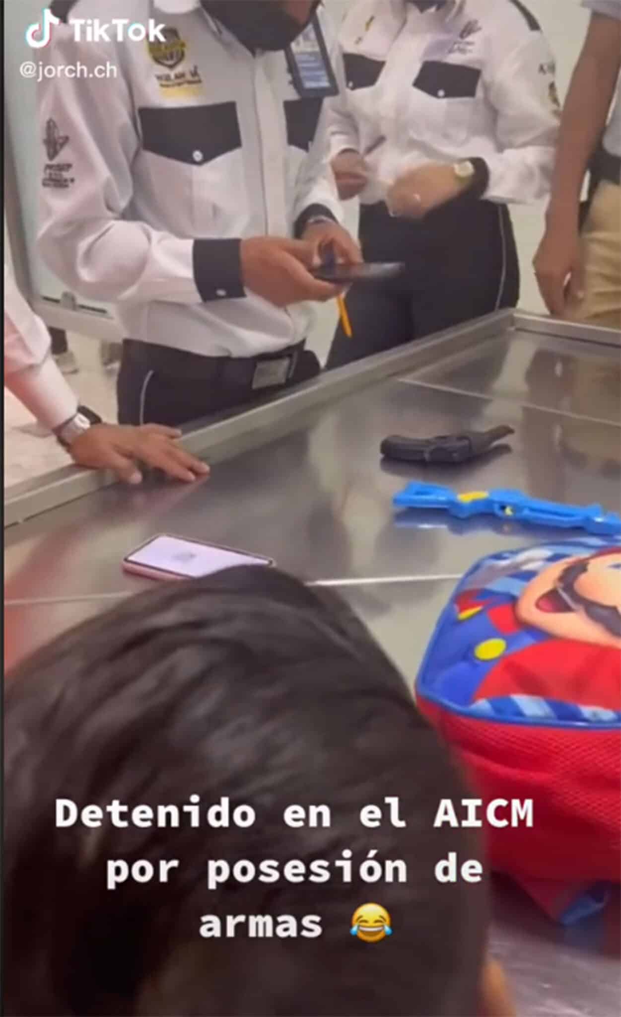 Detienen a niño en el aeropuerto por llevar pistolas juguete
