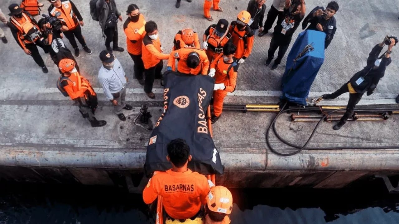 Hundimiento de ferry en Indonesia deja un saldo de nueve muertos