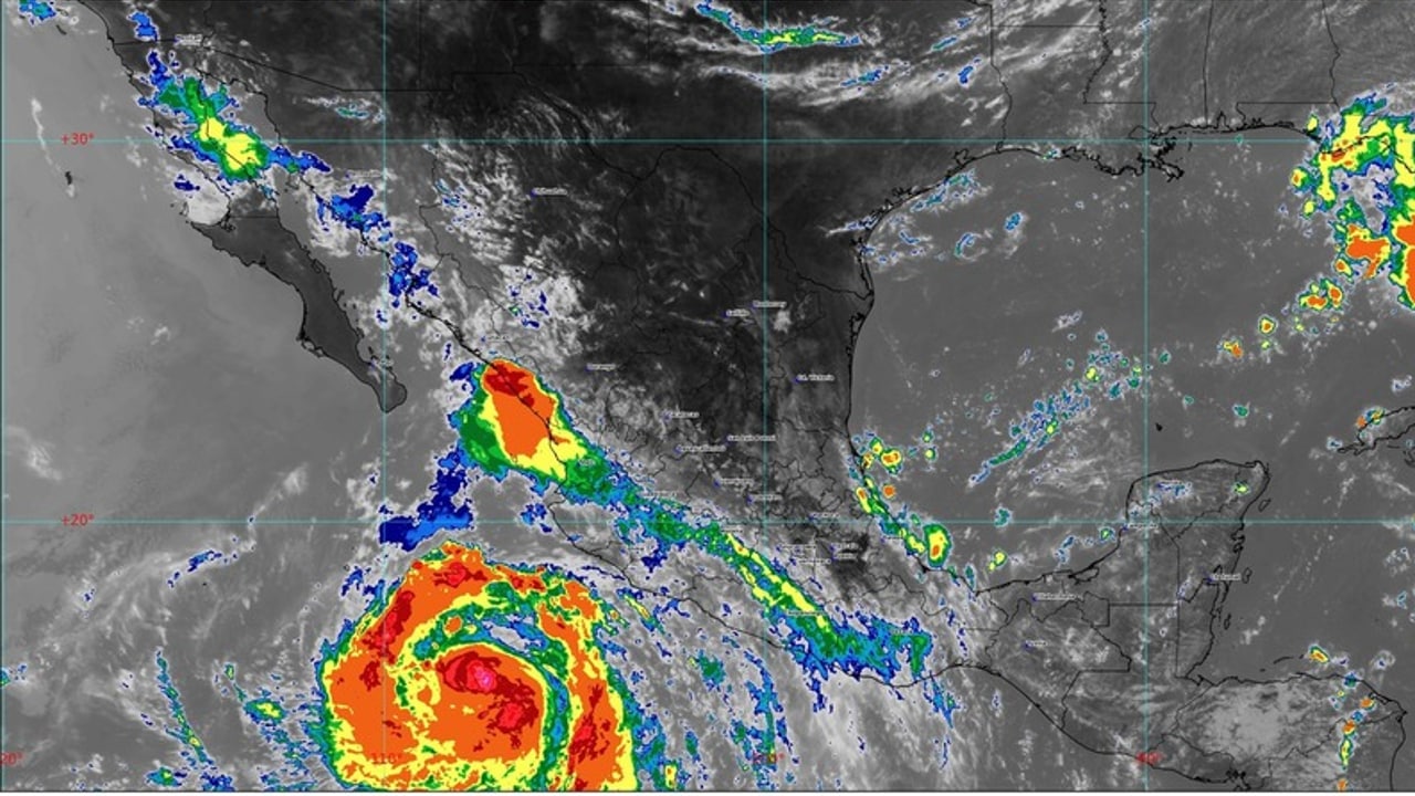 El huracán Estelle se ubica a 470 km al suroeste de Manzanillo, Colima.