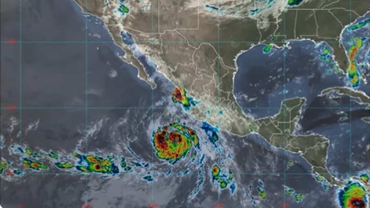 Huracán Estelle provoca lluvias de intensas a fuertes en 6 estados de México