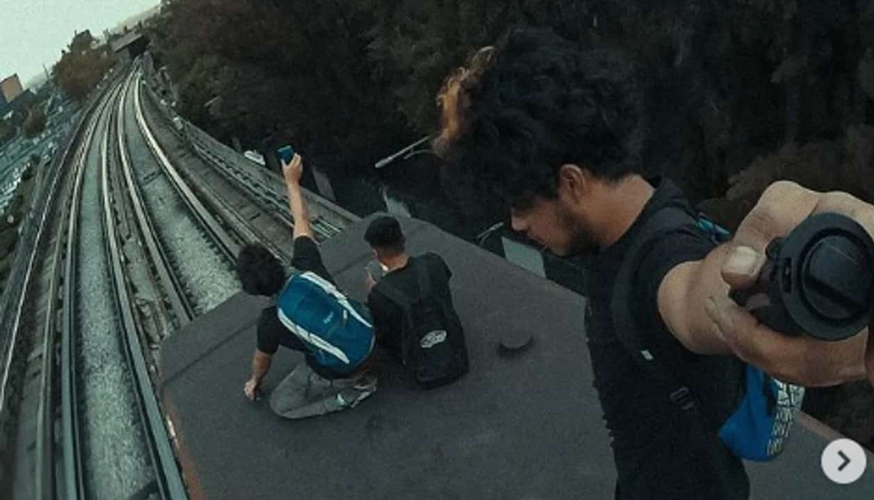 VIDEO: Tres jóvenes suben al techo de un vagón de la Línea 9 del Metro de CDMX
