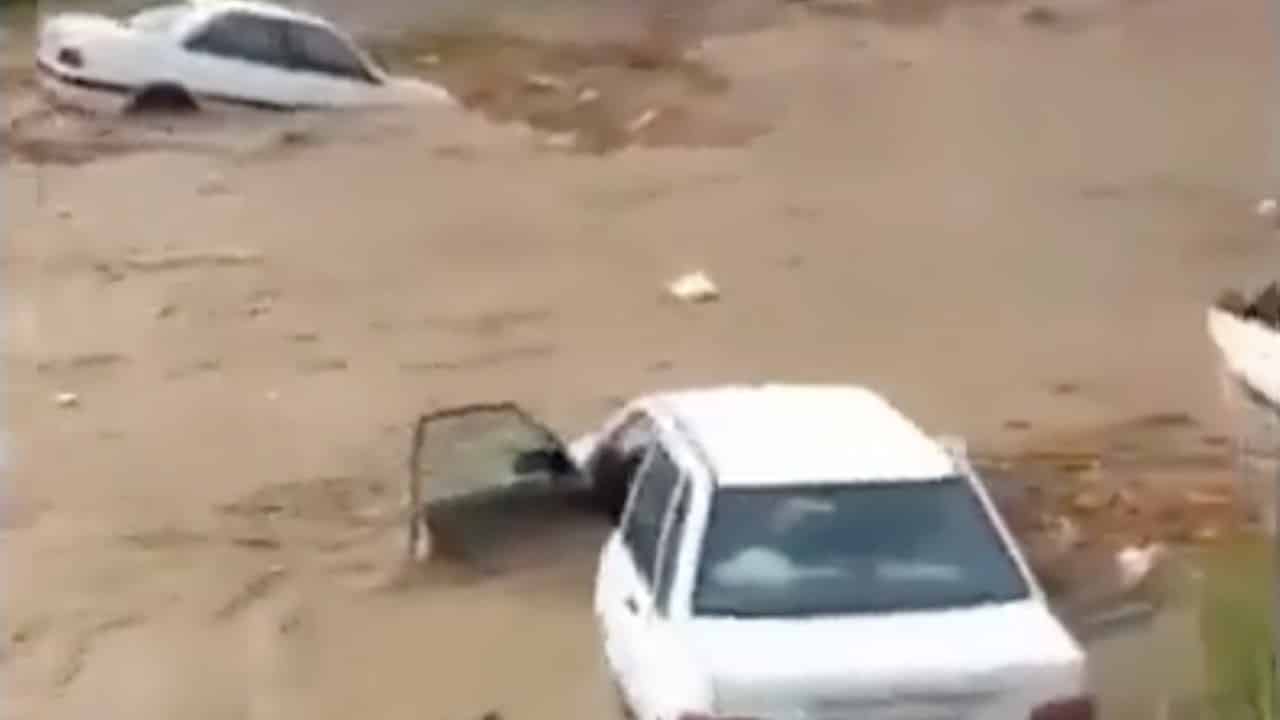 Inundaciones repentinas en el sur de Irán dejan al menos 17 muertos.