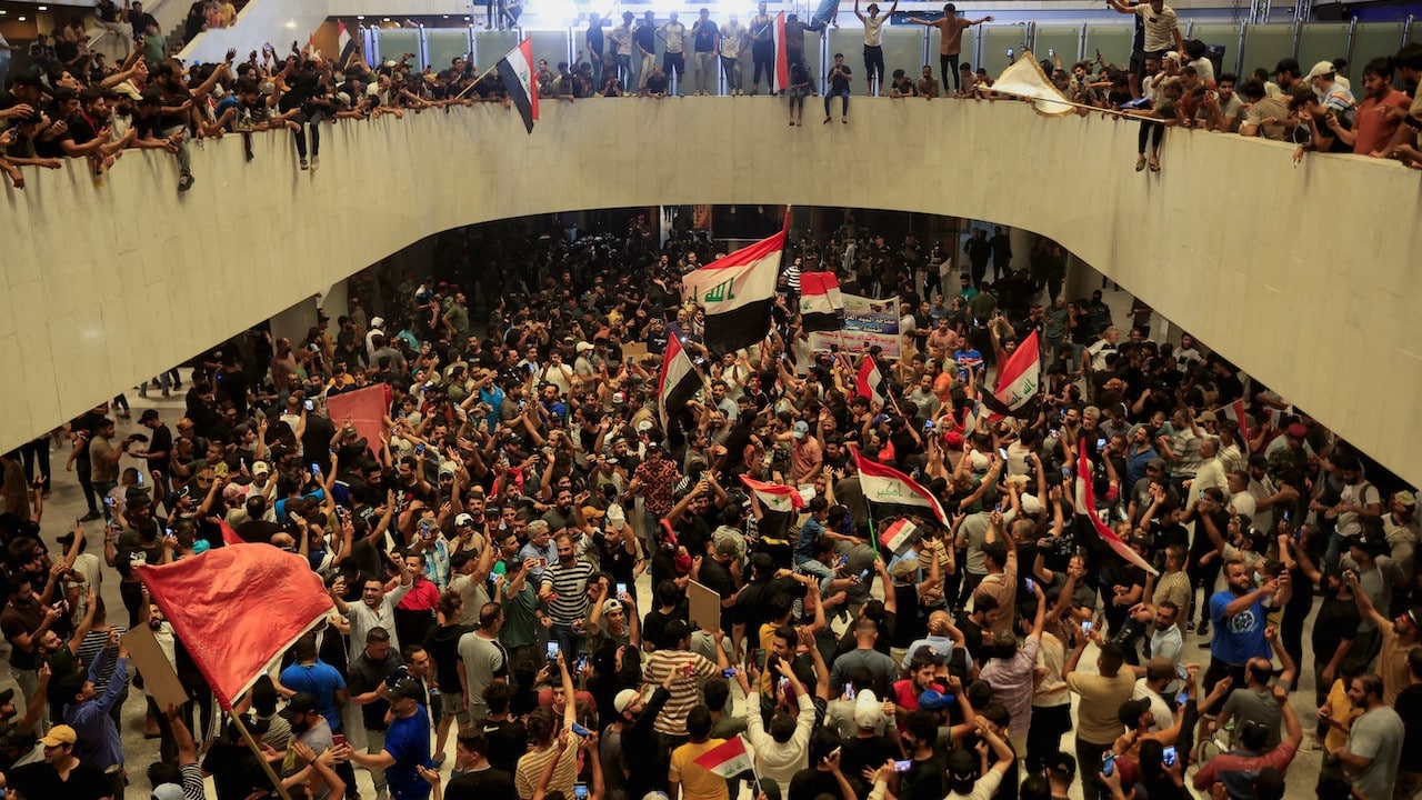 Los partidarios del clérigo chiíta iraquí Moqtada al-Sadr protestan contra la corrupción dentro del edificio del parlamento en Bagdad, Irak, 27 de julio de 2022 (Reuters)