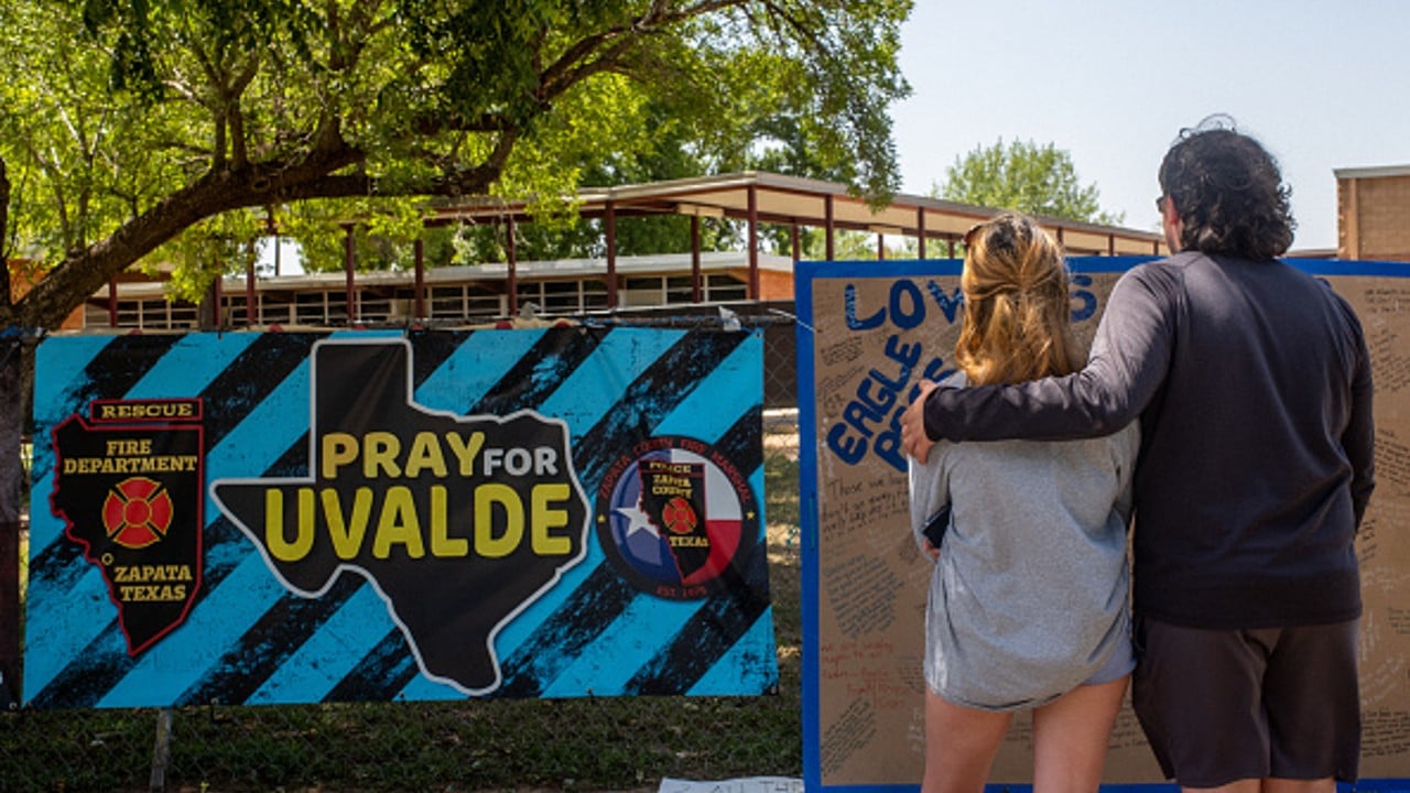 Jefe policial de Uvalde, Texas, renuncia a concejo municipal tras señalamientos por masacre en escuela.
