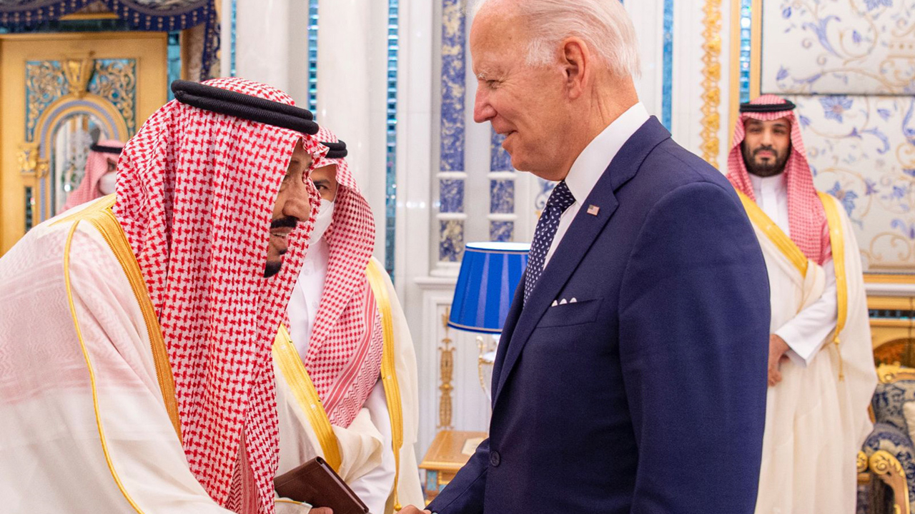 El presidente de Estados Unidos, Joe Biden, estrecha la mano al rey de Arabia Saudí, Salmán bin Abdulaziz. Fuente: EFE