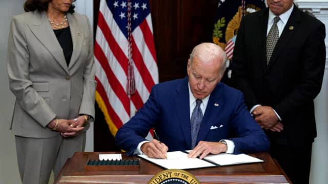 El presidente Joe Biden firmó una orden ejecutiva para proteger el acceso al aborto en Estados Unidos