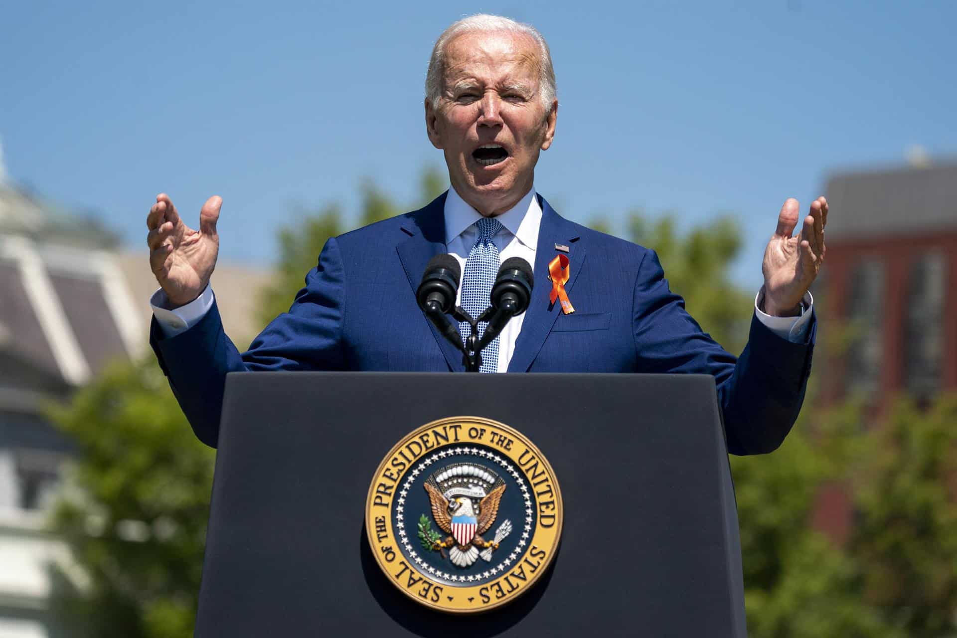 Joe Biden firma ley sobre control de armas