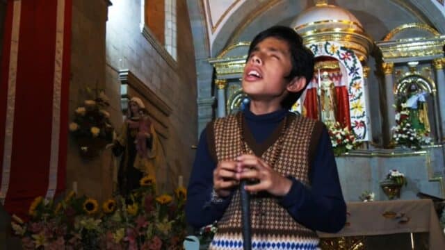 Niño con discapacidad visual sorprende con su talento musical en parroquia de Cuajimalpa