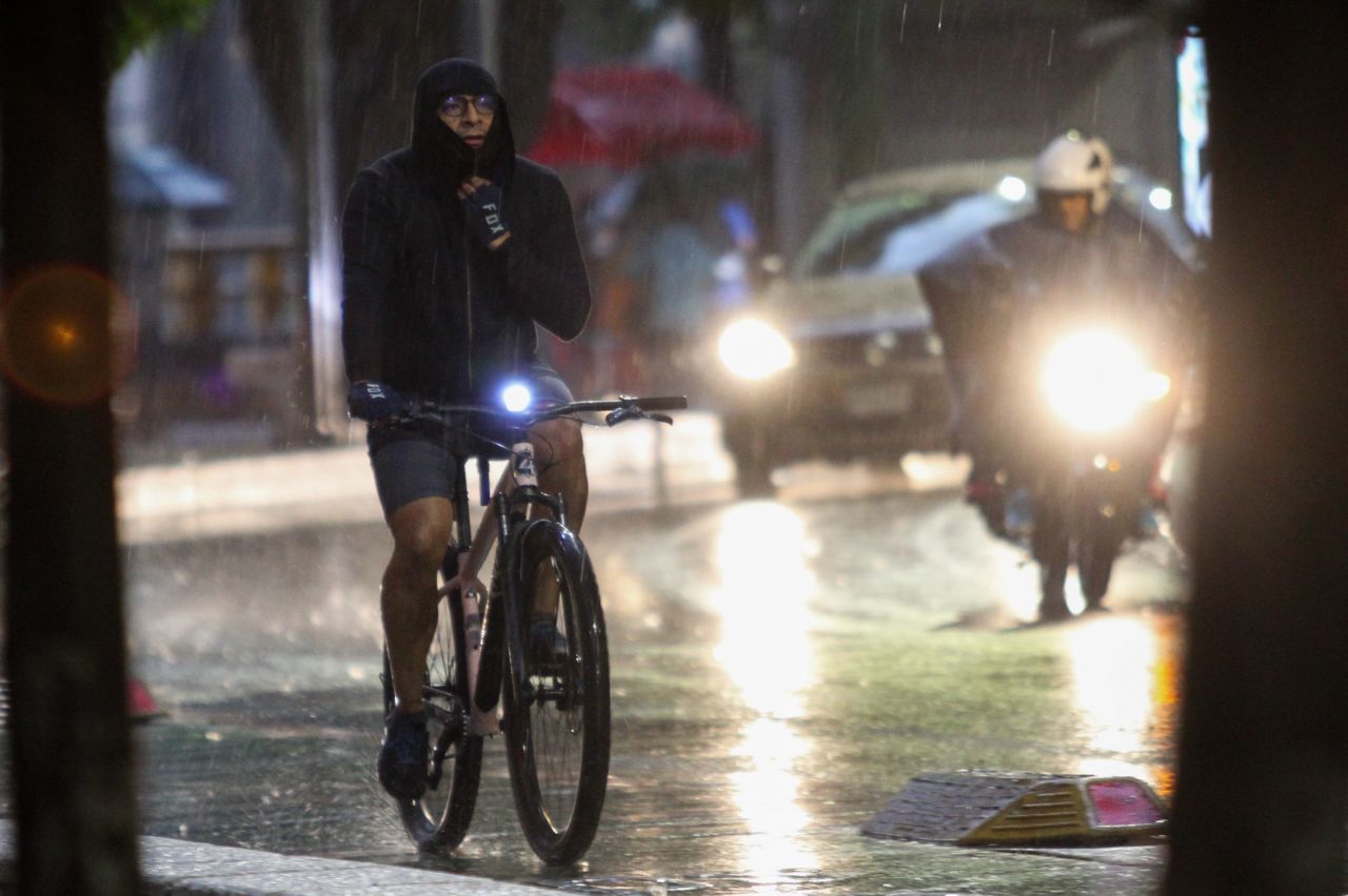 Un ciclista se cubre de las lluvias en calles de la CDMX (Cuartoscuro)