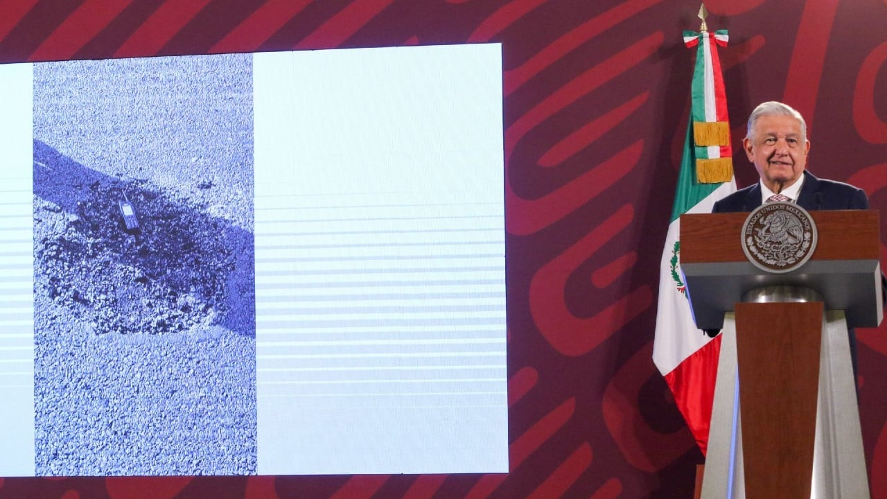 López Obrador muestra bache en el AICM