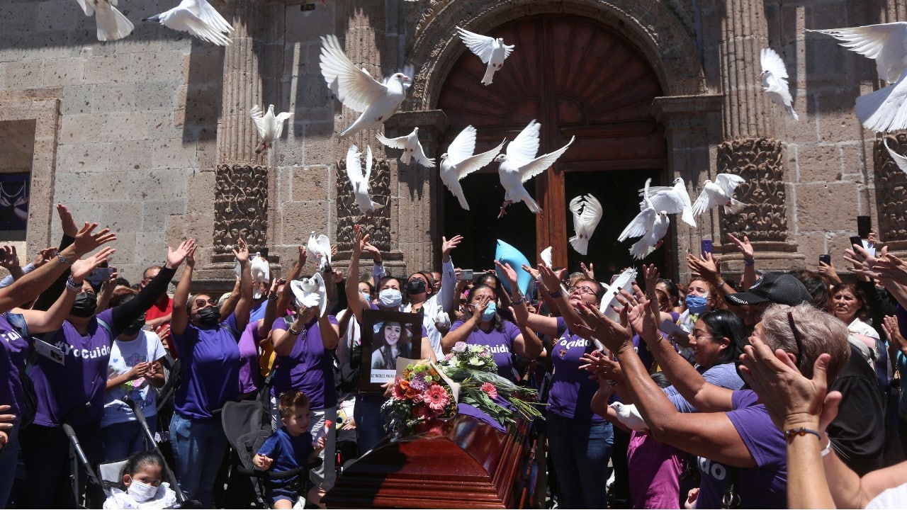 Familiares y amigos sueltan palomas blancas después de la misa fúnebre de Luz Raquel Padilla, de 35 años, víctima de feminicidio en Jalisco, México (Reuters)