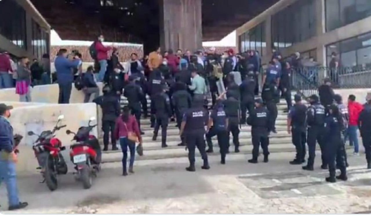 Con gases lacrimógeno desalojan a manifestantes en Chiapas