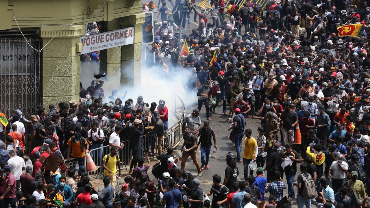 Fuerzas de seguridad disparan gases lacrimógenos para dispersar a los manifestantes