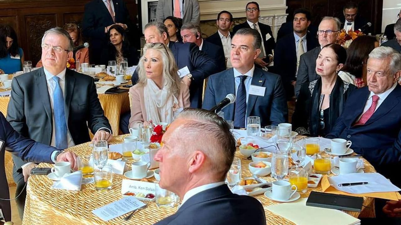 El canciller Marcelo Ebrard y el presidente Andrés Manuel López Obrador durante un desayuno con empresarios de México y EUA.