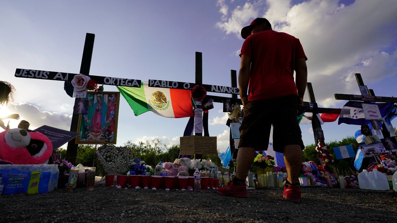 Memorial en honor de migrantes muertos en Texas