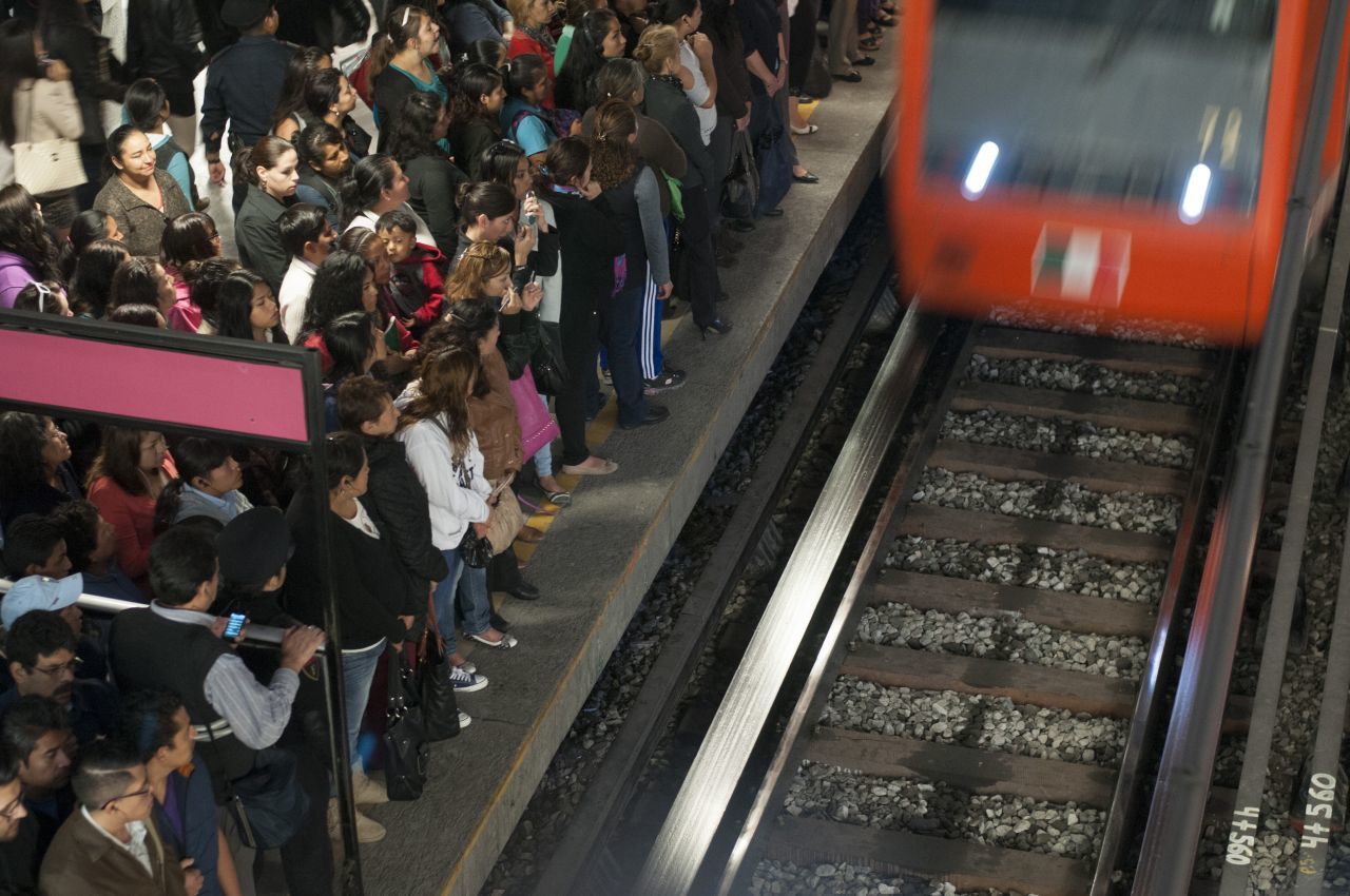 Personas esperan subir los vagones del Metro en estaciones de la "línea rosa" (Cuartoscuro)
