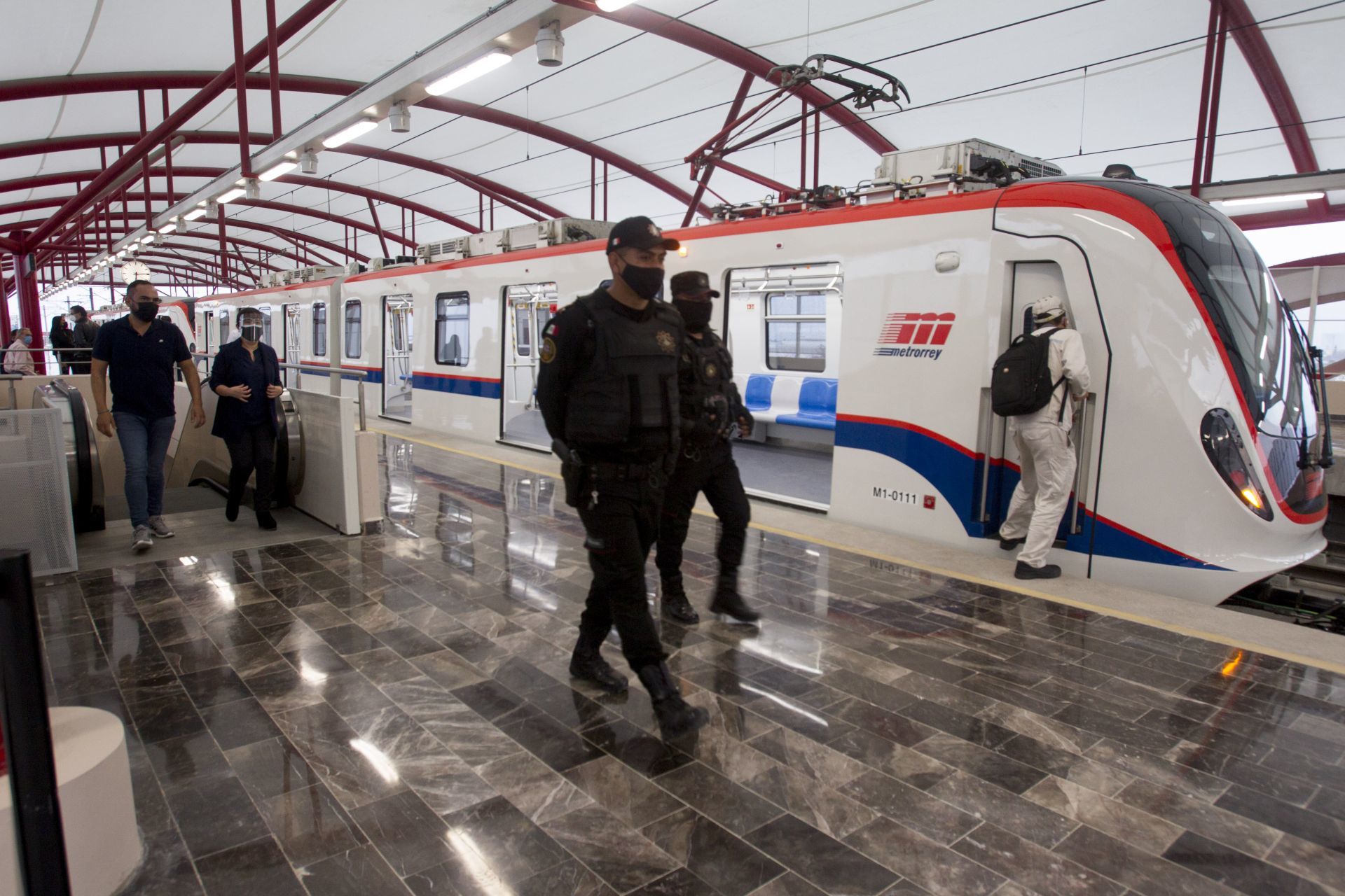 Vagón L1 del Metro de Monterrey circula con puerta abierta