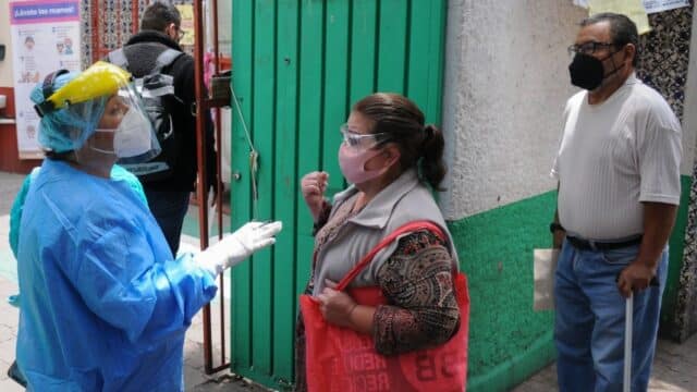 Mexicanos hacen fila para realizarse la prueba COVID-19