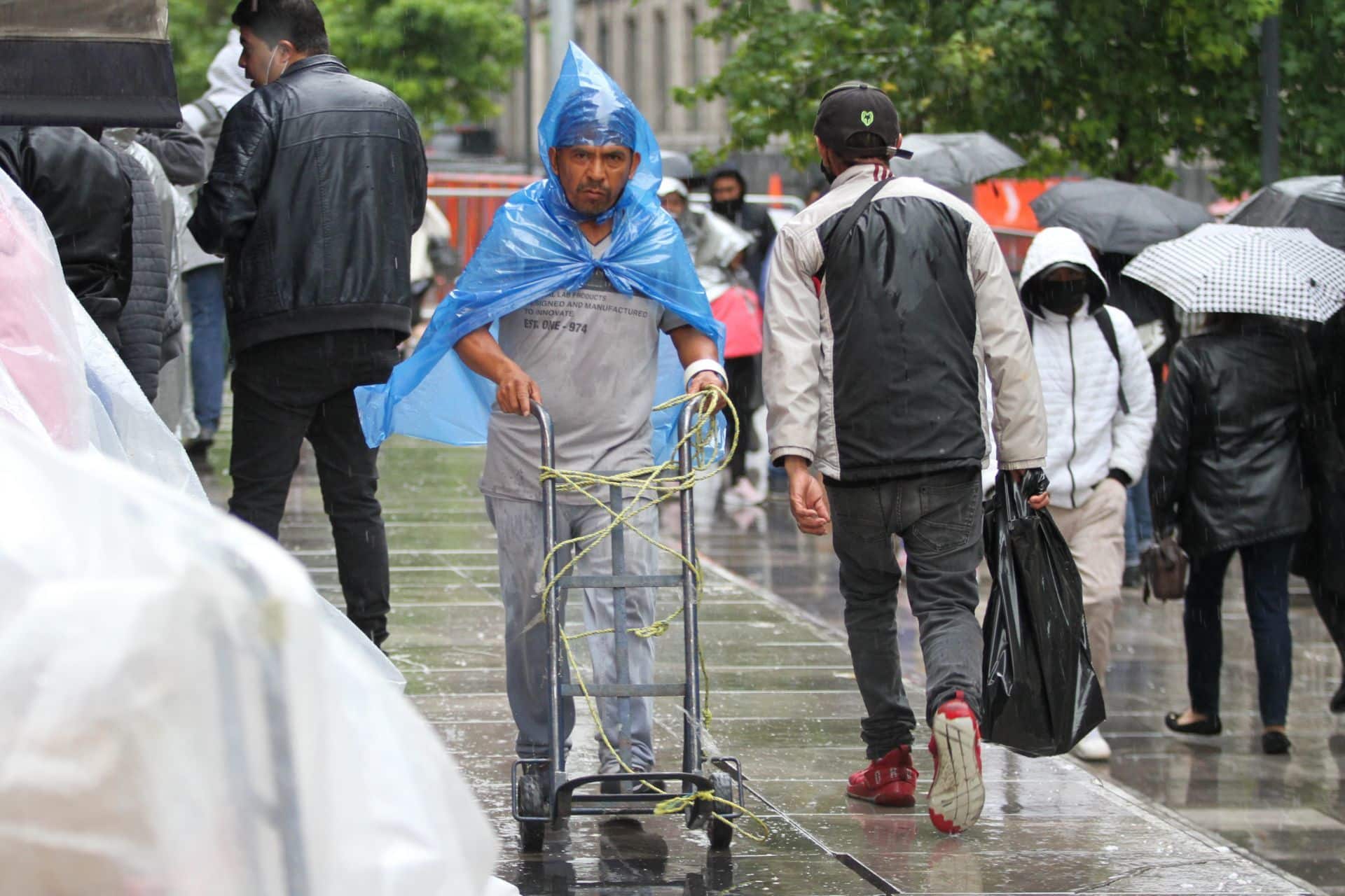 Capitalinos se cubren con paraguas e impermeables de las lluvias presentes en el Valle de México (Cuartoscuro)