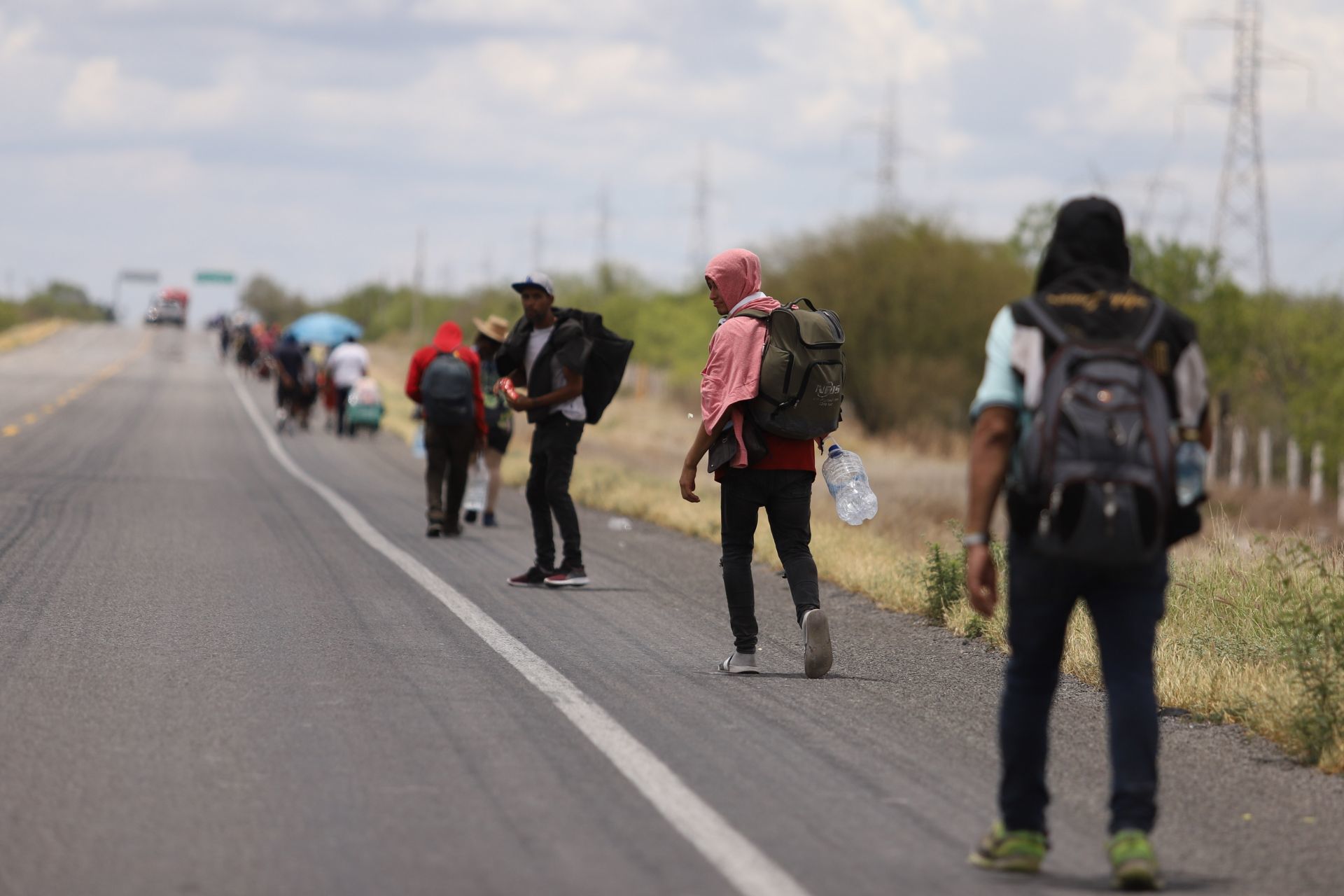 Migrantes continúan llegando a Piedras Negras, Coahuila, para cruzar a EEUU; buscan asilo