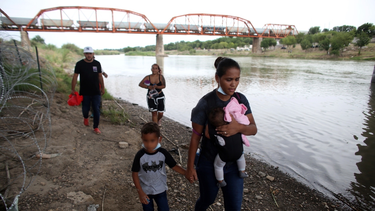 Un grupo de migrantes cruza la frontera de México con Estados Unidos