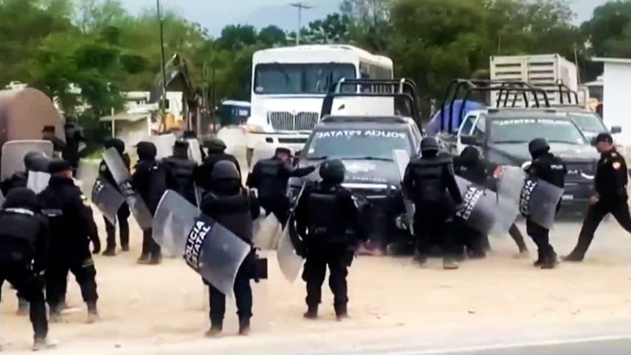 Habitantes de Montemorelos se enfrentan a policías por bloqueo en la Carretera Nacional por crisis del agua