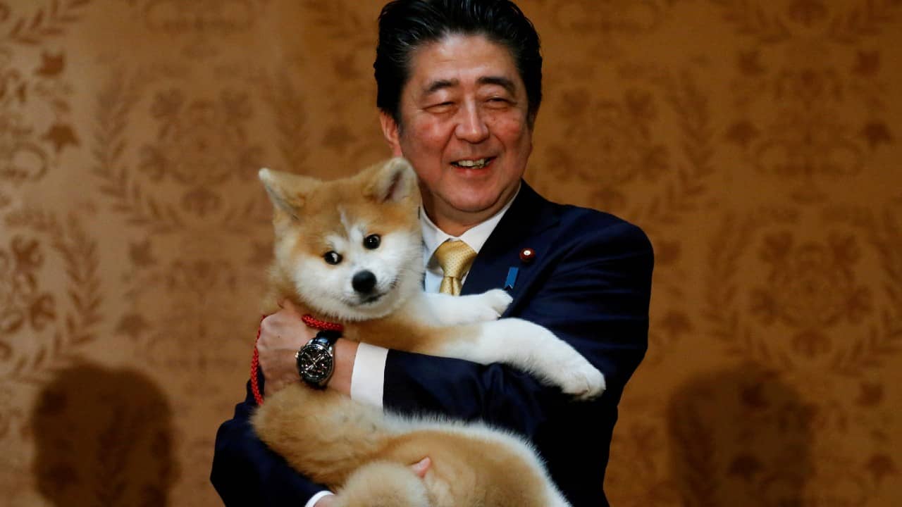 Muere el exprimer ministro japonés Shinzo Abe tras ser baleado durante un discurso, informa televisora NHK