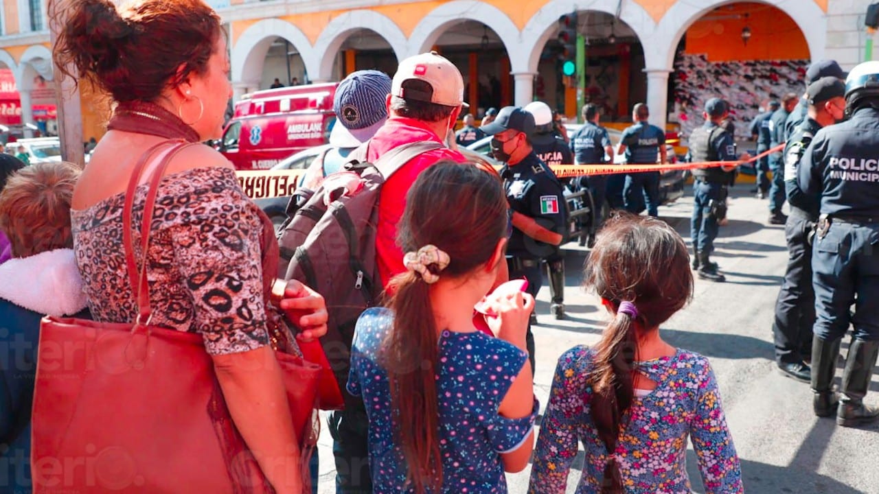 Autoridades acuden al mercado Miguel Hidalgo, en Pachuca, tras registrarse una balacera (Twitter: @fedeescamillab)