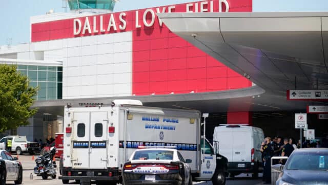 Mujer desata tiroteo en aeropuerto de Dallas; resulta herida y es detenida