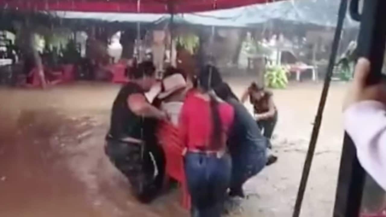 Rescatan a hombre alcanzado por río desbordado en Tepic (Twitter)
