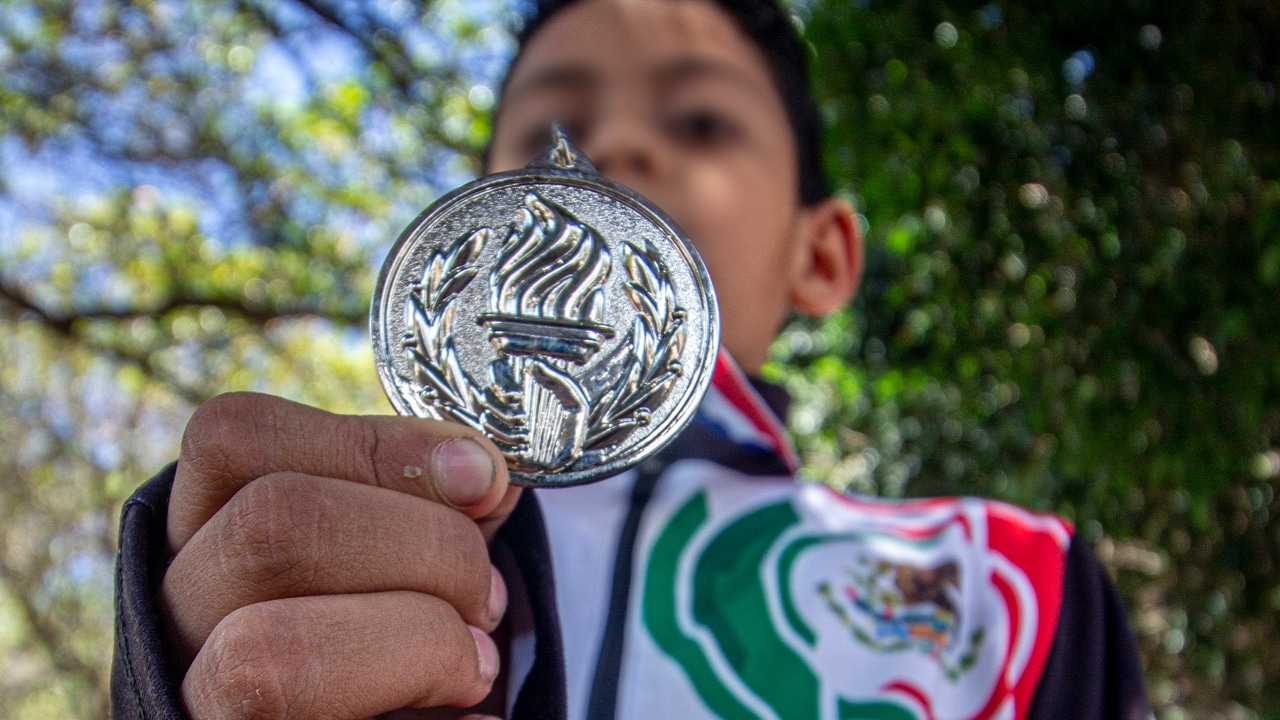 Fernando Cortés muestra su medalla obtenida en el Campeonato Mundial Escolar de Ajedrez 2022.