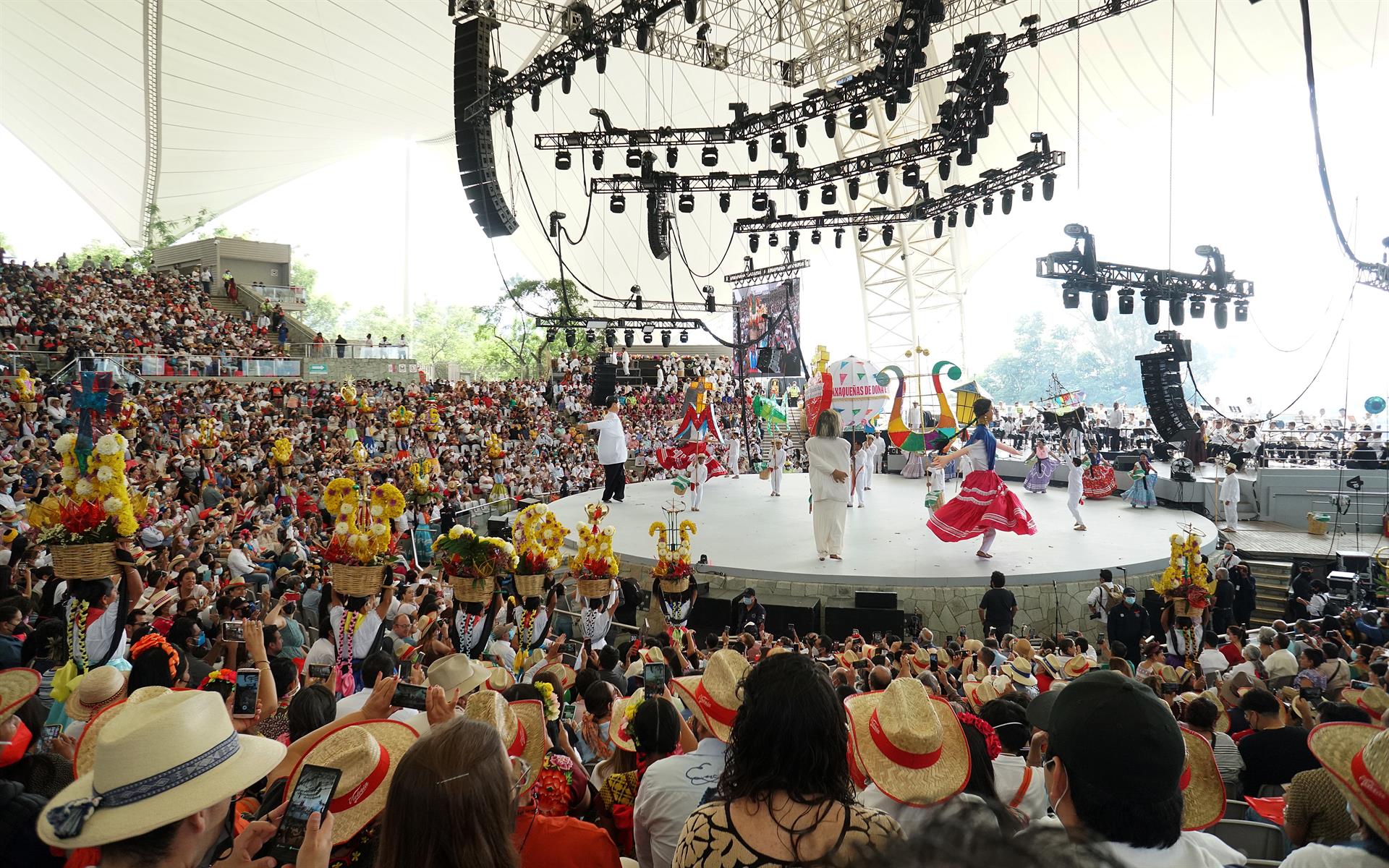Cientos de personas observan a un grupo de danza folclórica durante la apertura de las celebraciones de la Guelaguetza, Oaxaca (EFE)