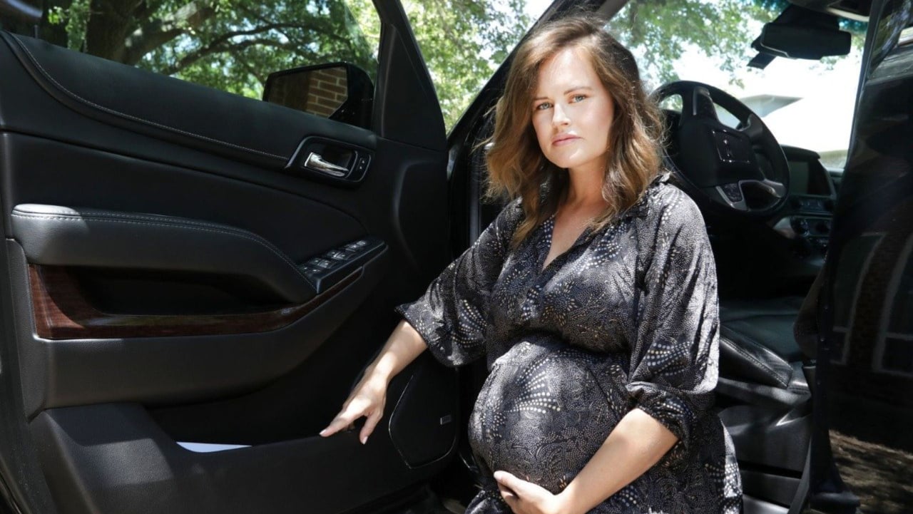 Mujer embarazada dice que feto es pasajero para evitar multa en Texas