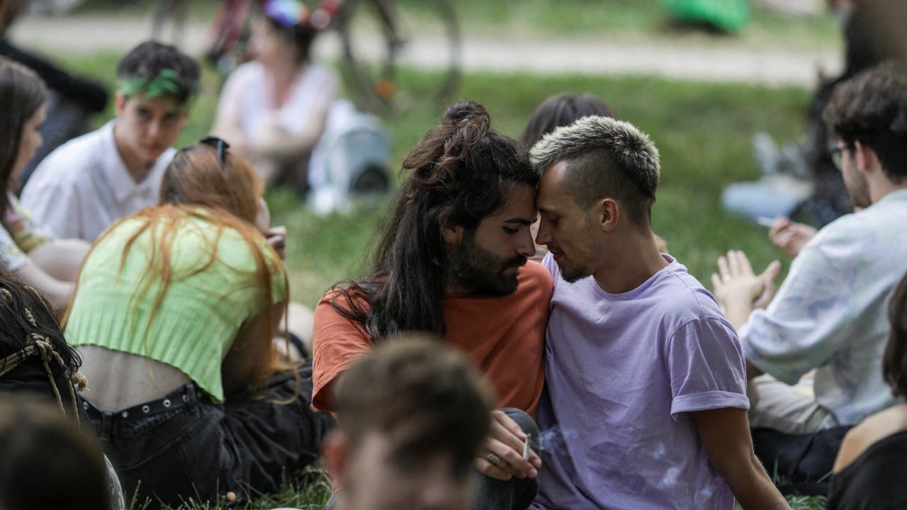 Una pareja descansa tras un evento LGBTQ+ (Reuters)