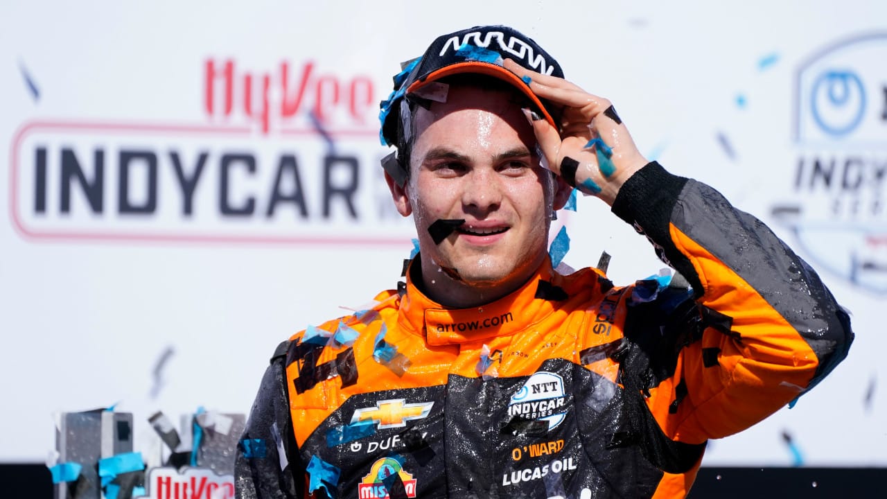 Mexicano Pato O'Ward gana la prueba de la IndyCar en Iowa