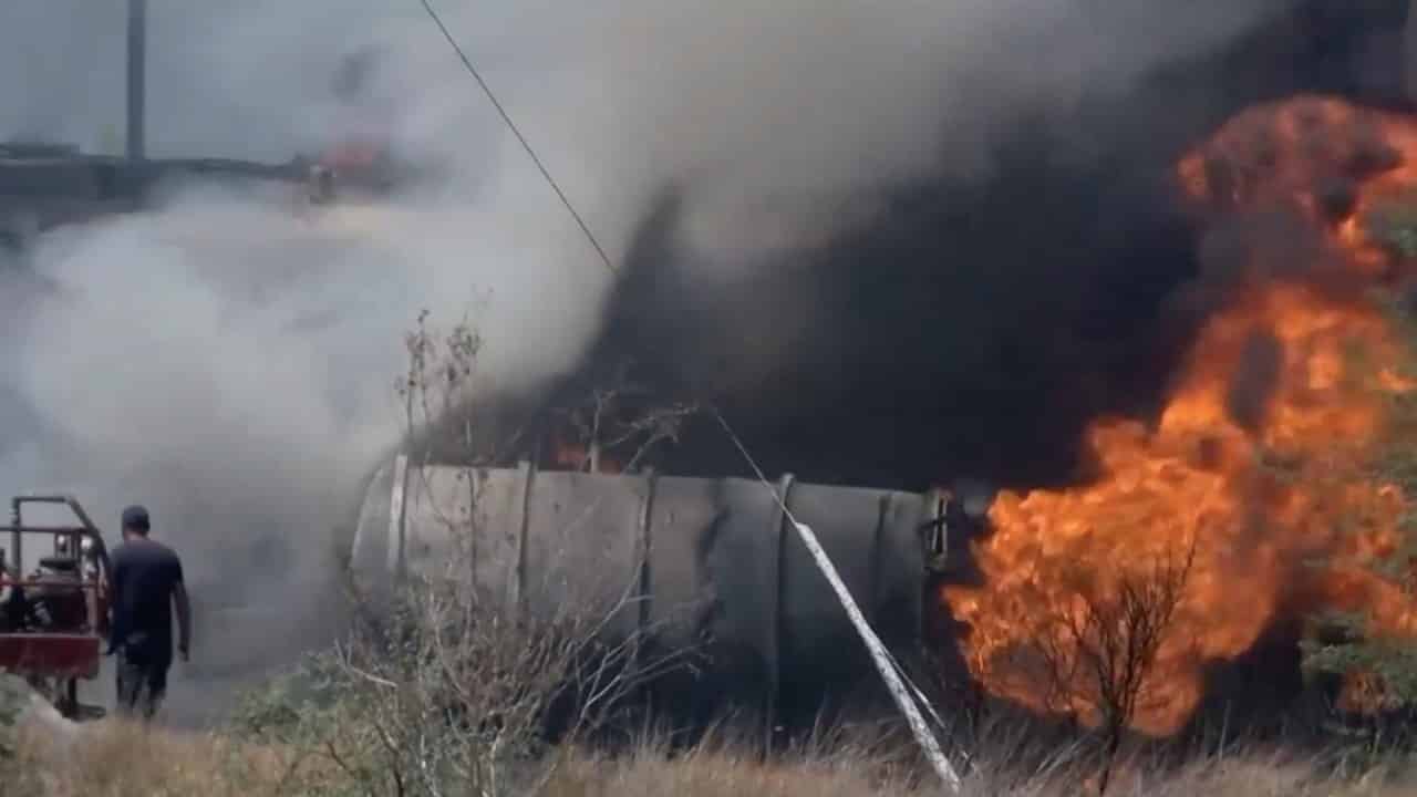 Pipa se incendia tras impactar con un tren en Tamaulipas