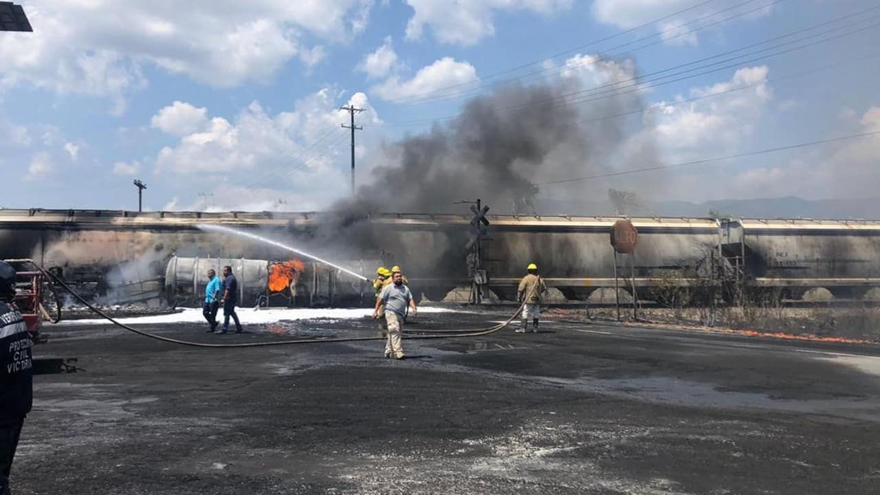 Pipa se incendia tras impactar con un tren en Ciudad Victoria, Tamaulipas