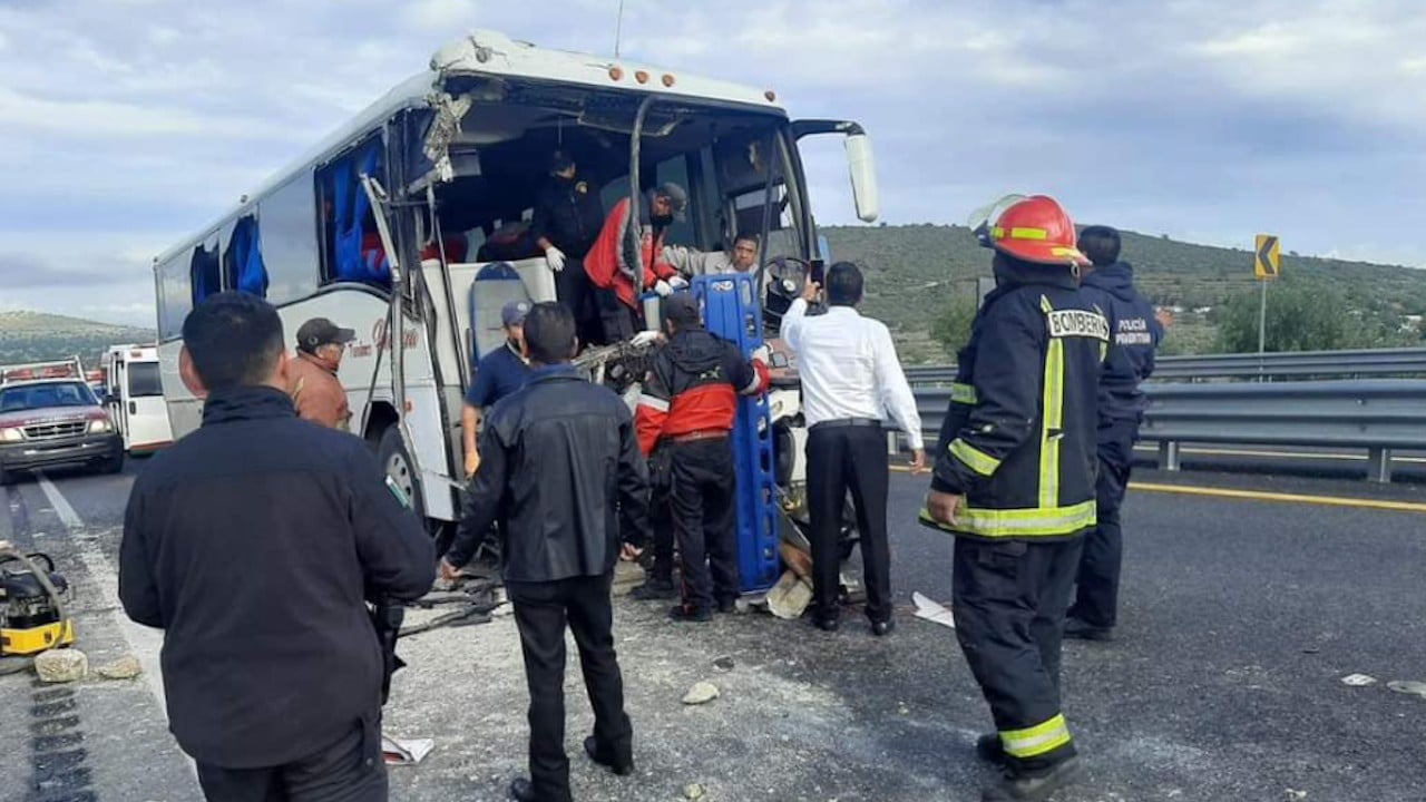 Cuerpos de emergencia atienden accidente en la carretera Pachuca-Tulancingo tras el choque de un camión de carga y un autobús de pasajeros (Twitter: @puntoporpuntomx)