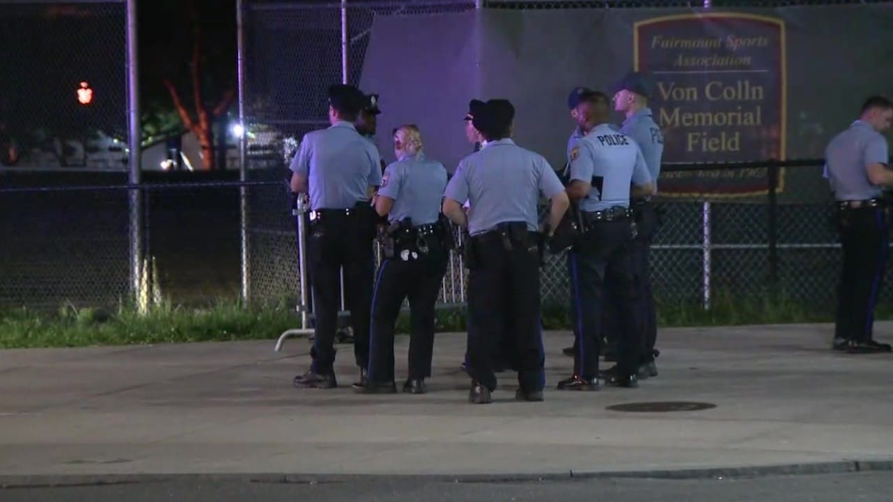 Policías investigan un tiroteo durante la celebración del 4 de julio en Filadelfia (Twitter: @AndyVermaut)