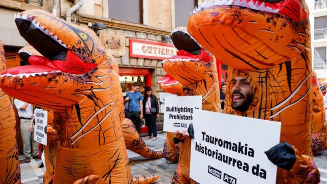 Protestan ‘dinosaurios’ contra los encierros de San Fermín