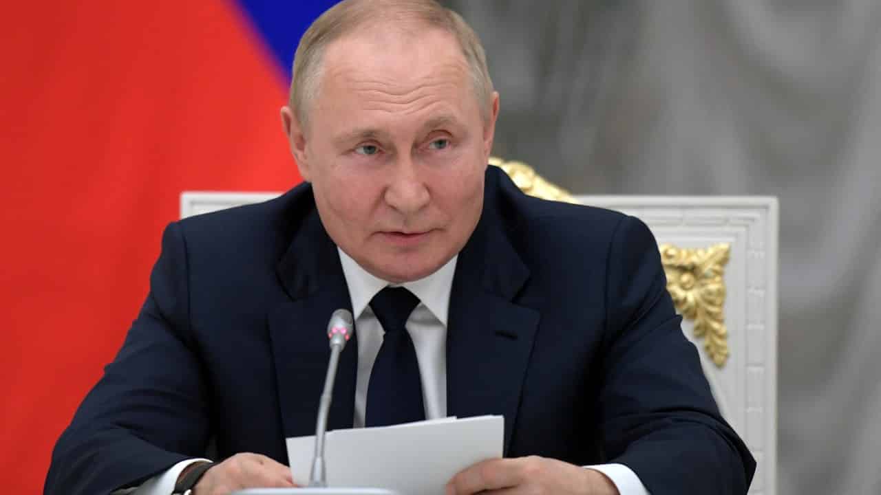 El presidente ruso, Vladimir Putin, asiste a una reunión con los líderes parlamentarios en Moscú, 7 de julio de 2022 (Reuters)