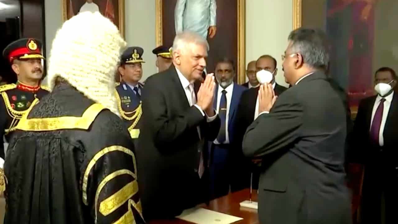 Ranil Wickremesinghe jura como presidente de Sri Lanka