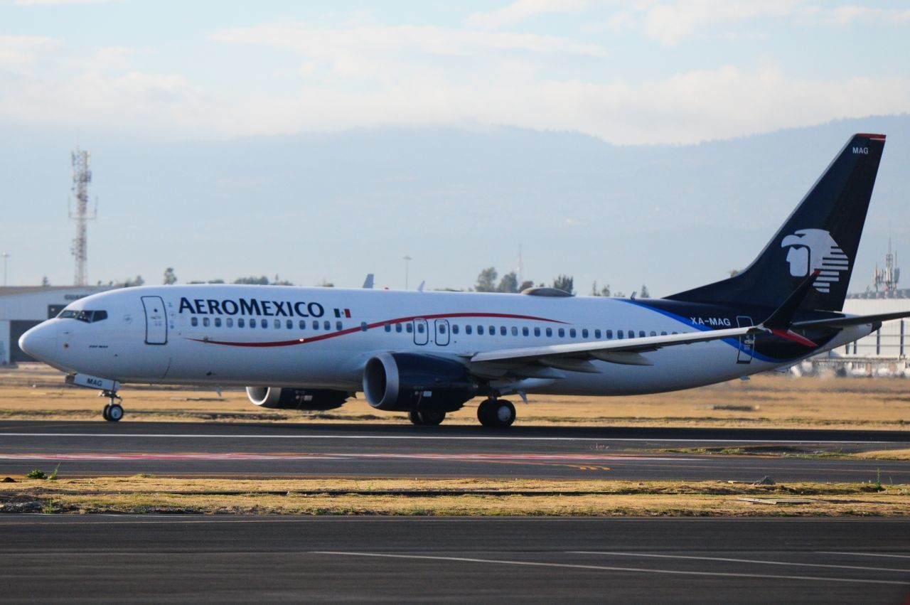 Rayo impacta vuelo de Aeroméxico con destino a Nueva York; regresa al AICM por precaución