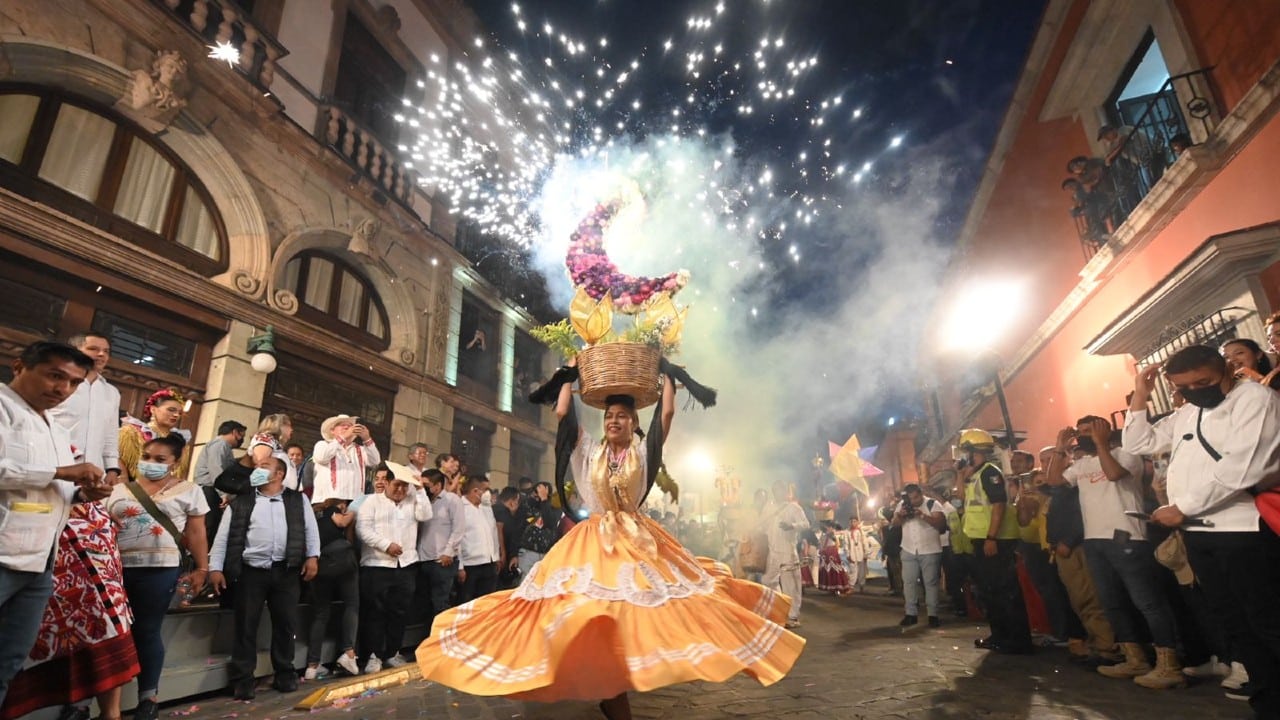 Colorido y tradición en el desfile de delegaciones de la Guelaguetza.