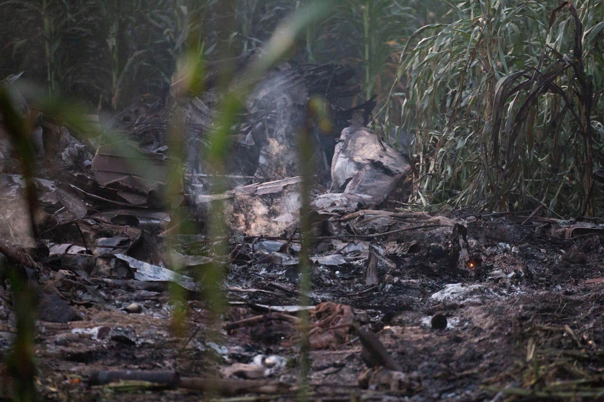 Recuperan cuerpos de ocho tripulantes del avión Antonov estrellado en Grecia