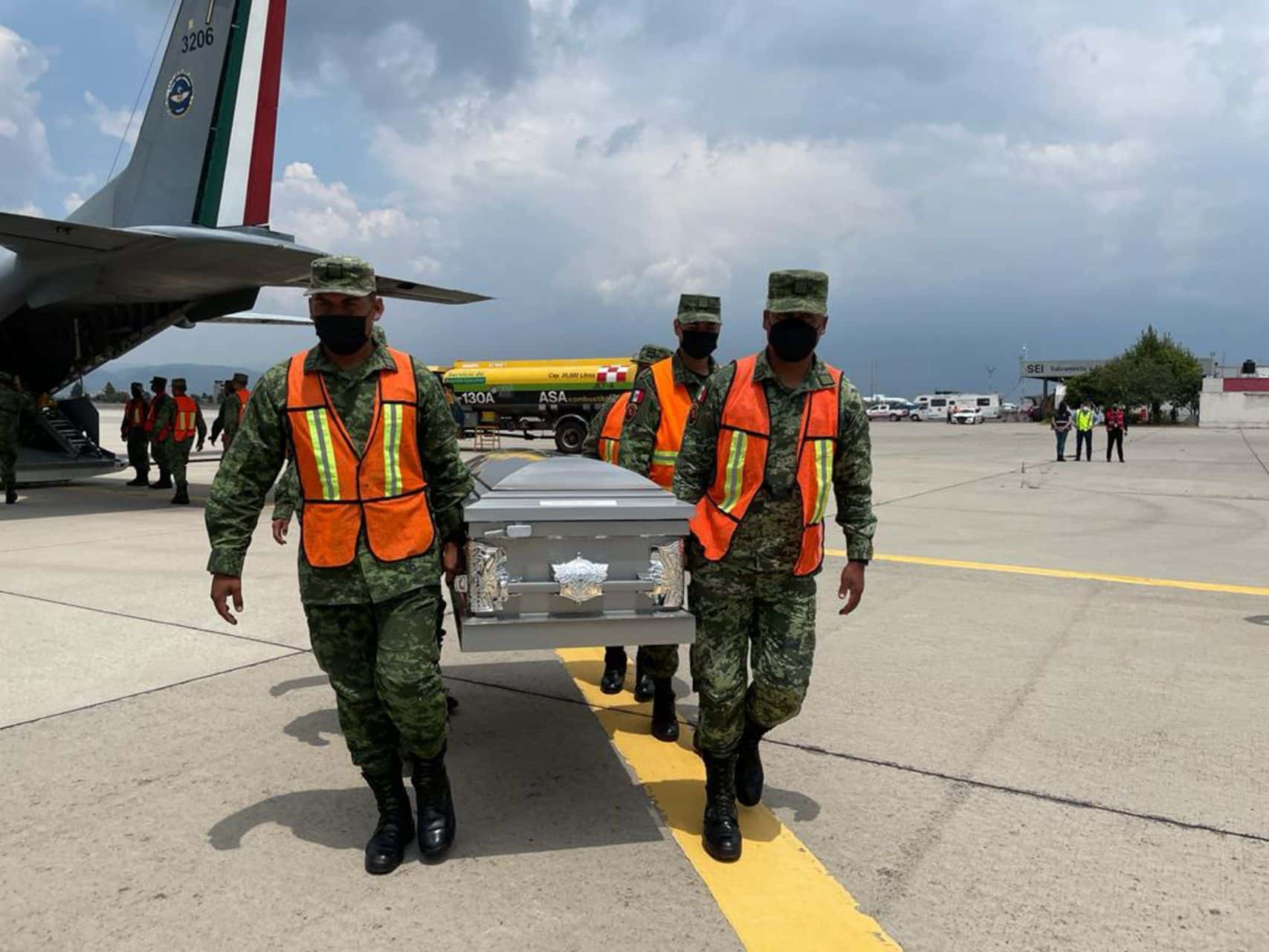 Arriba a México avión militar con cuerpos de 8 mexicanos